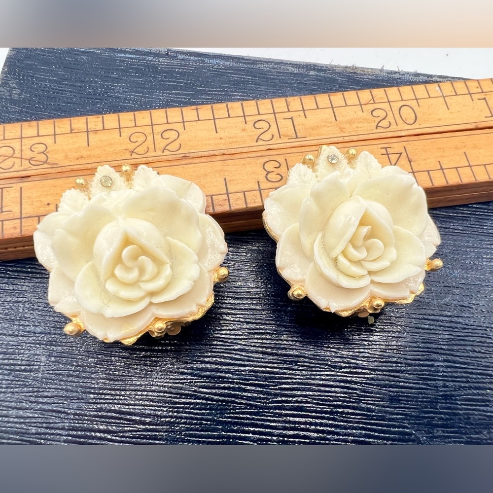 Chunky vintage floral rose clip on earrings cream carved